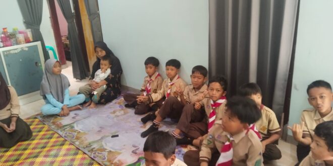 Implementasikan Kemanusiaan Sejak dini, Pramuka SD Negeri 2 Kutaliman Jenguk Teman Sakit
